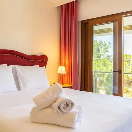 With Private Pool Near Beach In Cesme Altinyunus