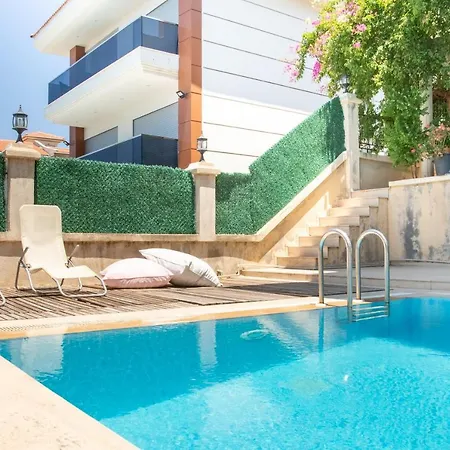 With Private Pool Near Beach In Cesme Daire Altinyunus