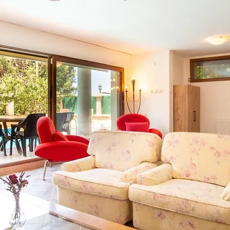 With Private Pool Near Beach In Cesme Altinyunus
