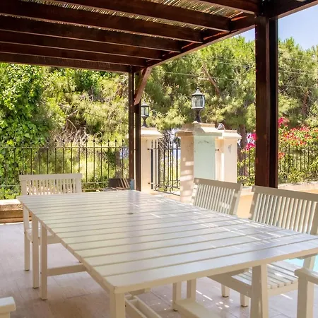 With Private Pool Near Beach In Cesme Altinyunus