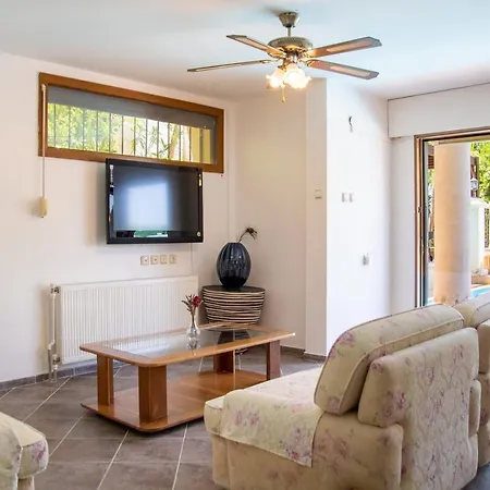 Daire With Private Pool Near Beach In Cesme Altinyunus