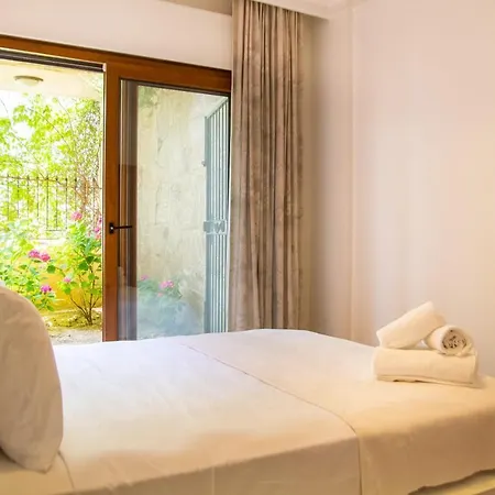 With Private Pool Near Beach In Cesme Altinyunus
