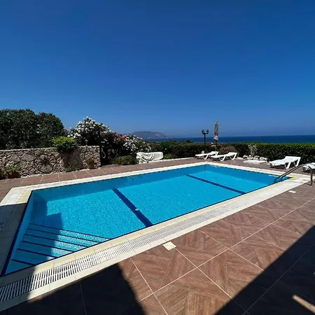 With Private Pool Near Beach In Cesme Daire Altinyunus
